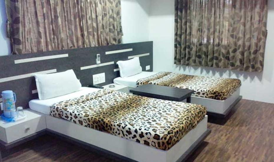 Hotel Decent Surat Exterior foto