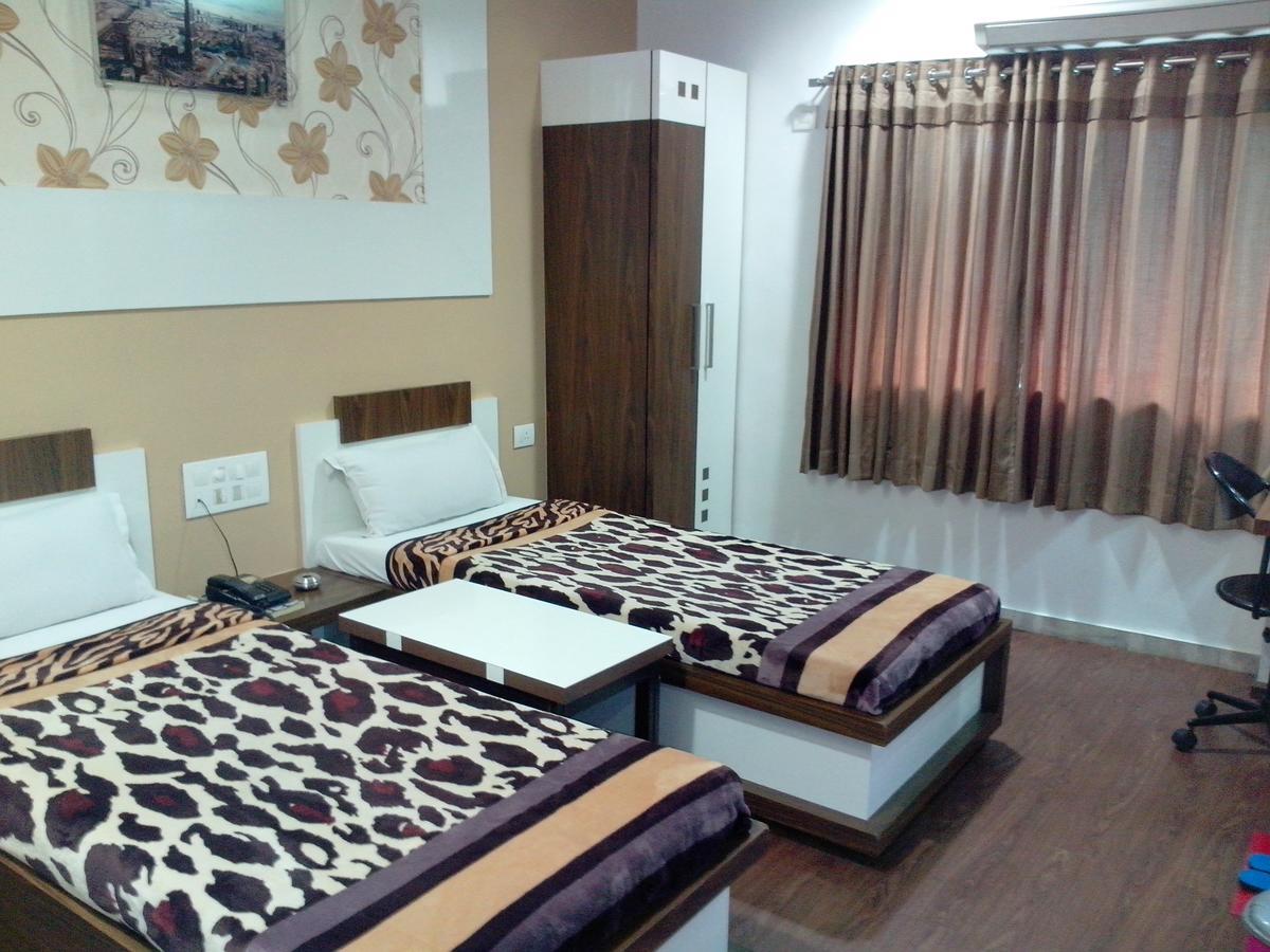 Hotel Decent Surat Habitación foto