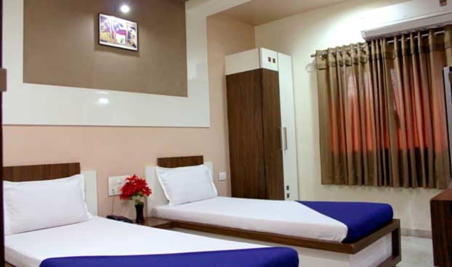 Hotel Decent Surat Exterior foto
