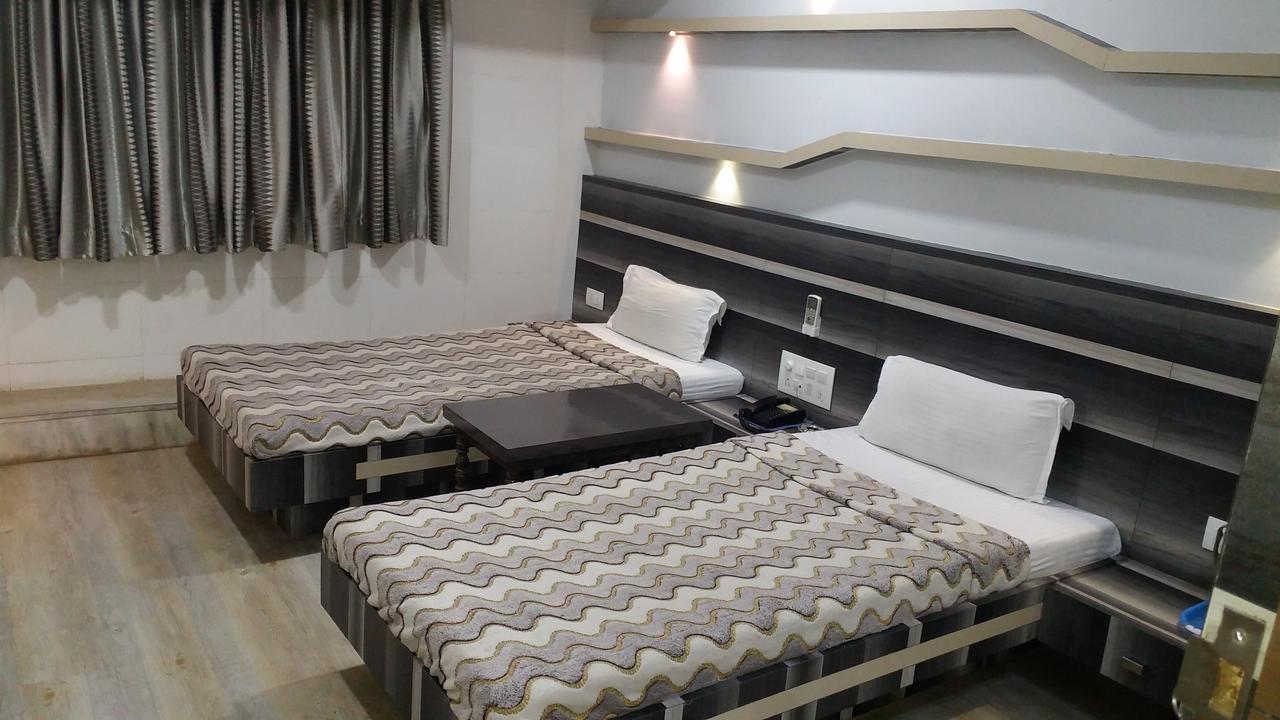 Hotel Decent Surat Exterior foto