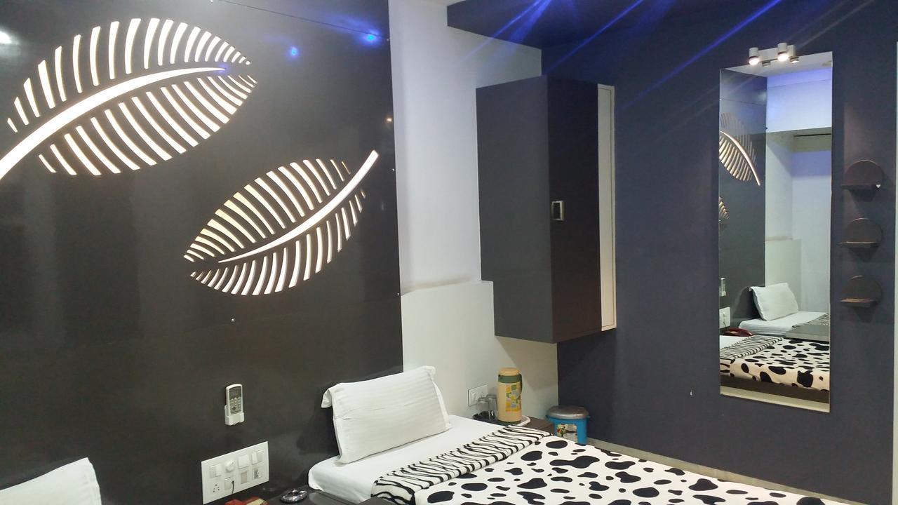 Hotel Decent Surat Exterior foto